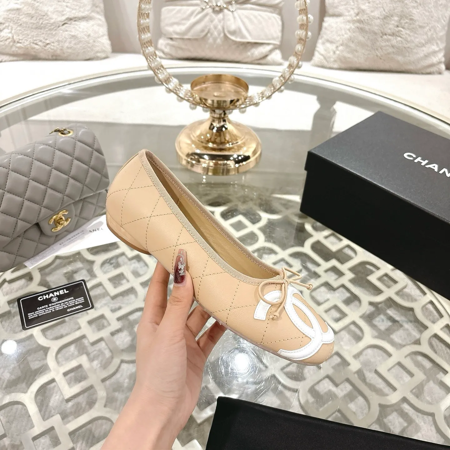 👟👟Ex-factory price 540👟👟 [Purchase-level quality] CHANEL Xiaoxiang 25/A new summer bow-tie shoes 💃 This pair of "dancing shoes" is really breathtakingly beautiful! Made of cowhide fabric + exquisite electric embroidery, every detail exudes a sense of high-end ~ classic bow design, Italian genuine leather sole, comfortable and elegant on the feet, a perfect must-have for fairies!  🌟 All counters are from the same source! All materials are customized according to the original 1:1, and are developed and patterned from genuine products. The quality is absolutely assured ~ a classic that must be bought every year, a versatile artifact that looks great whether paired with skirts or jeans!  💖 The perfect finishing touch for summer outfits, sisters, just do it! 👉 Fabric: Imported sheepskin Lining: Imported sheepskin Outsole: Private molded outsole Size: 35-40 Leather surface